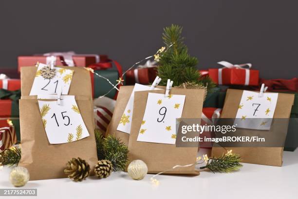homemade advent calendar made from craft paper bags with handwritten numbers - bustina foto e immagini stock
