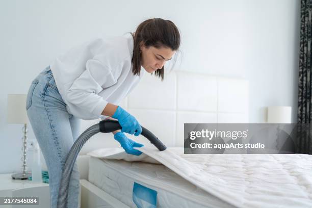 donna che pulisce il letto da sporco e batteri - acaro foto e immagini stock