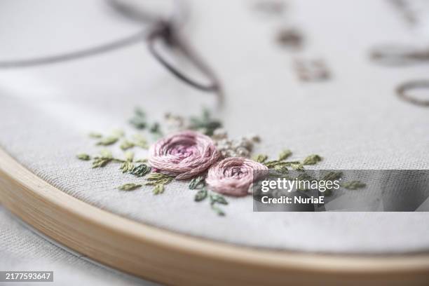 close-up of an embroidery hoop with a floral motif - bordado fotografías e imágenes de stock