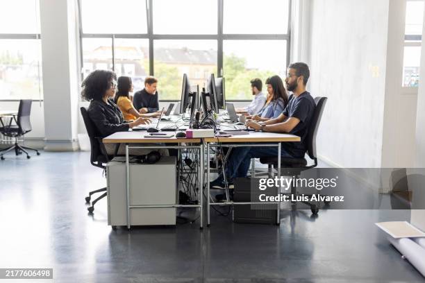 diverse business people working at coworking office space - open space photos et images de collection