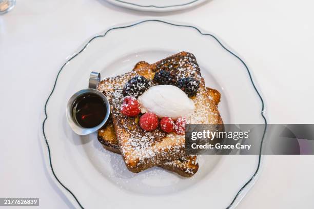 brioche french toast at brunch - french toast stock-fotos und bilder