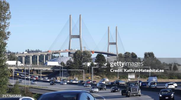 rush de l’après-midi sur l’autoroute 91 au pont alex fraser dans la région métropolitaine de vancouver, canada - richmond-colombie-britannique photos et images de collection