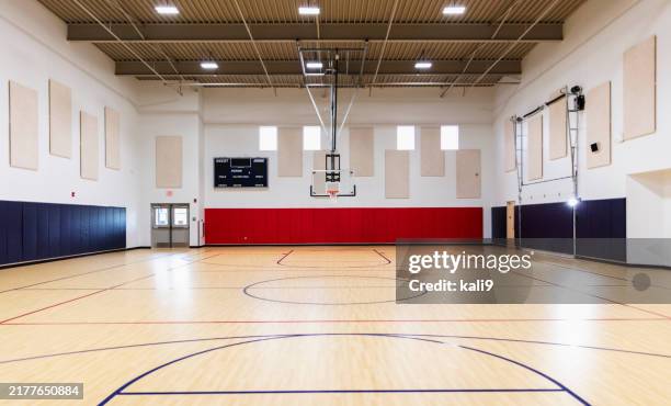 leere schulturnhalle, basketballplatz - turnhalle stock-fotos und bilder