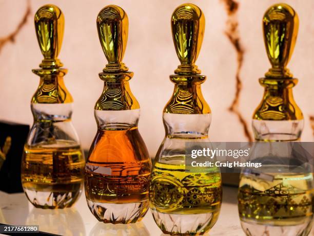 dubai uae - gold and silver souk - perfume bottles and gift sets for custom made scents a tradition in the middle east - perfumado imagens e fotografias de stock