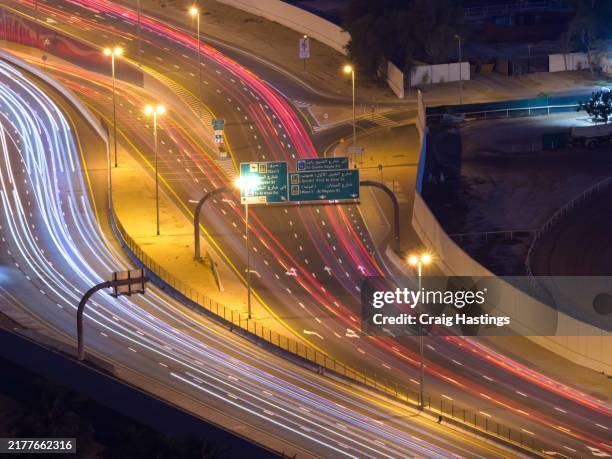 futuristic dubai night highway and road traffic scene at night - correr contra o tempo imagens e fotografias de stock