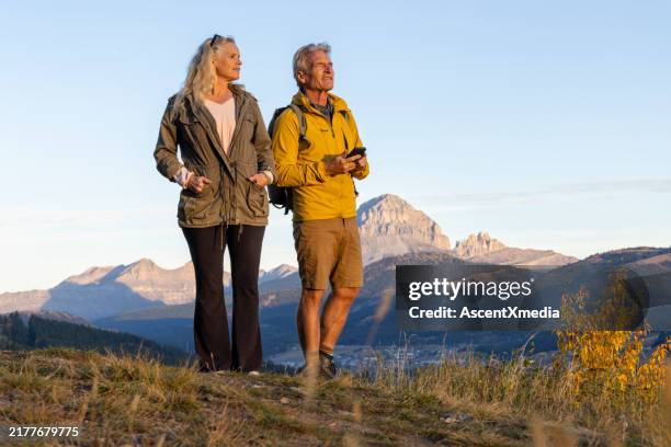 wanderung zu einem reifen paar im herbst - vorruhestand stock-fotos und bilder
