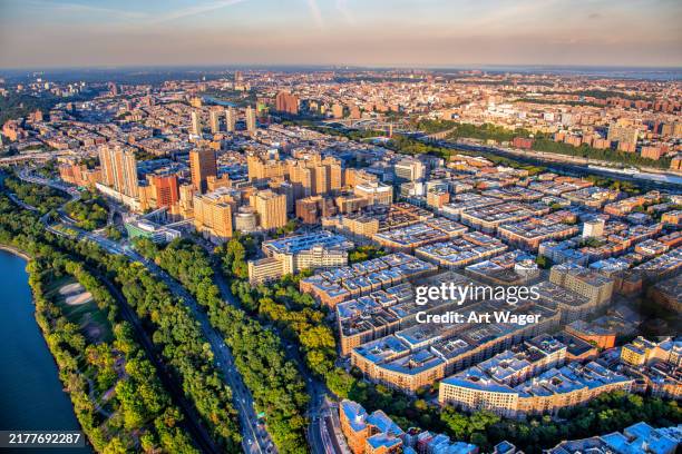 washington heights - upper manhattan luftaufnahme - riverside park stock-fotos und bilder