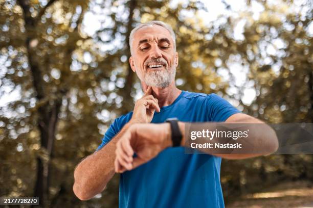 measuring pulse - rythme cardiaque photos et images de collection