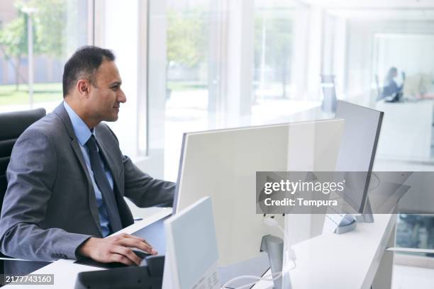 Ceo At Computer 59,111 Suit Office Computer Stock Photos, High-Res Pictures, and Images ...