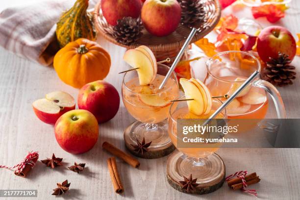 cocktail rafraîchissant aux pommes ou mocktail avec glace et pommes tranchées - sans alcool photos et images de collection