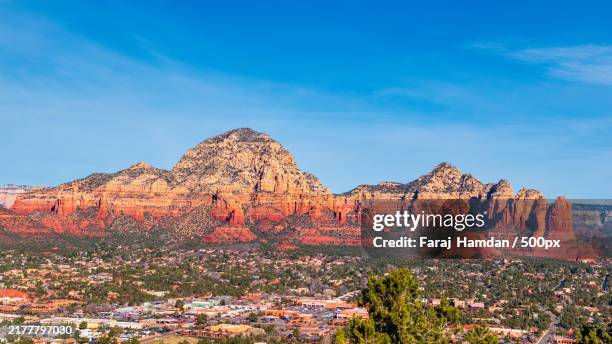 view of rock formations,sedona,arizona,united states,usa - sedona stockfoto's en -beelden