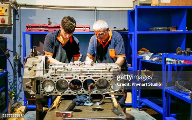 student studying for auto mechanic apprenticeship at vocational education - manuel photos et images de collection