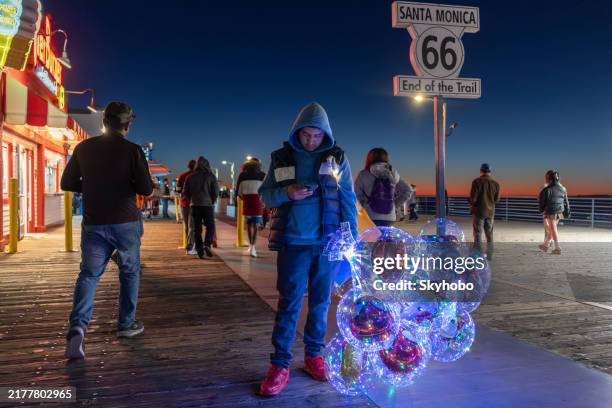 ballonverkäufer am pier von santa monica - santa monica pier stock-fotos und bilder