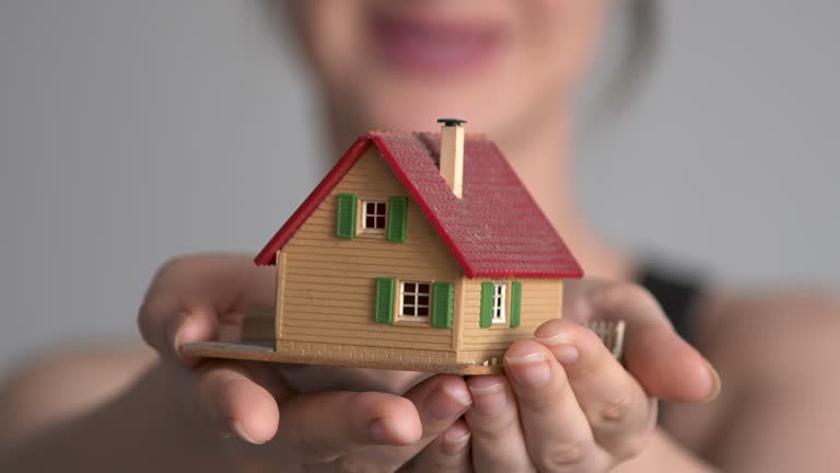 https://media.gettyimages.com/id/2177838185/video/home-for-sale-real-estate-concept.jpg?b=1&s=640x640&k=20&c=V7k8d_hcYypBDDea8NkcsWXPktQIR8TXeDC53fLQWy4=
