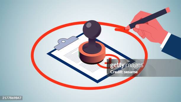 illustrations, cliparts, dessins animés et icônes de restrictions et réglementation du pouvoir, abus de pouvoir, dressage d’un cercle de portée pour les documents et les sceaux avec un crayon à la main - propriété intellectuelle