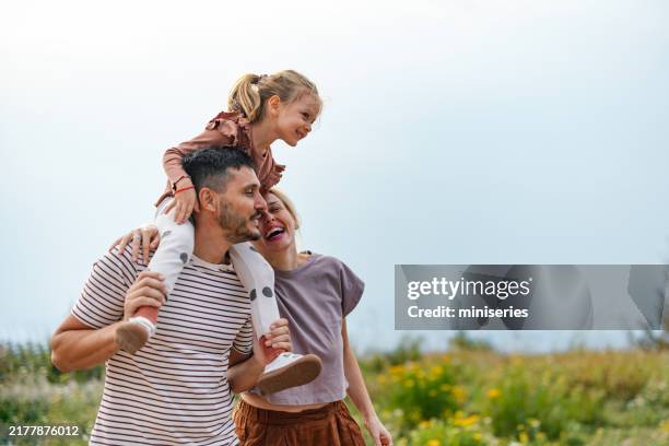 une famille heureuse qui profite d’une aventure amusante en plein air - jeune famille photos et images de collection