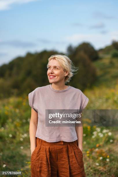 mujer disfrutando de la naturaleza en un entorno escénico al aire libre - condición natural fotografías e imágenes de stock