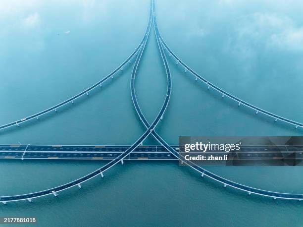 sea crossing bridge - punto di fuga foto e immagini stock