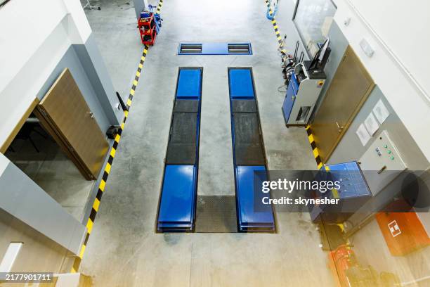 above view of a car repair shop. - auto interieur stockfoto's en -beelden