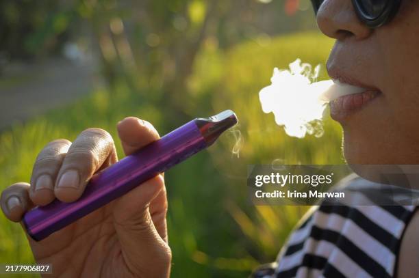 woman smoking vape, e-cigarette, vaping - cigarette électronique photos et images de collection