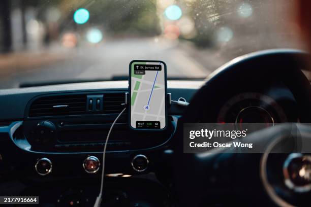 smart phone in car showing map and direction - cruscotto foto e immagini stock
