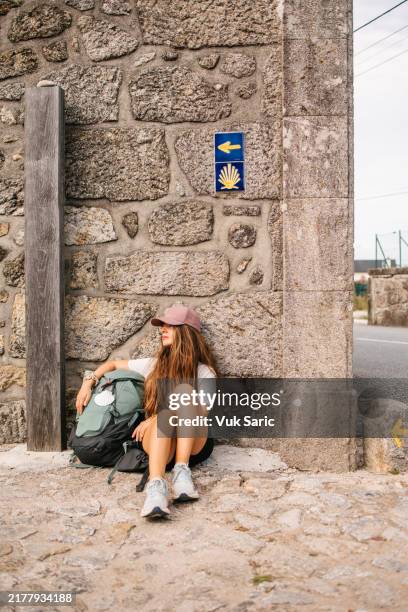 müder backpacker auf dem jakobsweg - jakobsweg stock-fotos und bilder