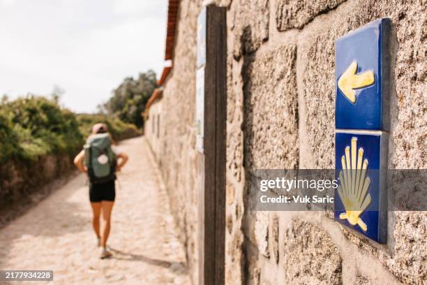 wegweiser des jakobsweges - camino de santiago stock-fotos und bilder