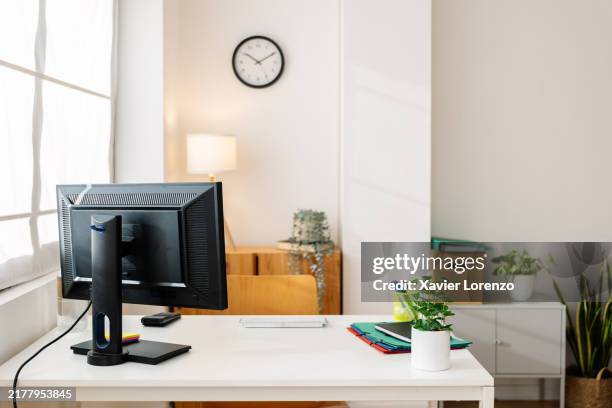 small office workplace at bright apartment - oficina pequeña fotografías e imágenes de stock
