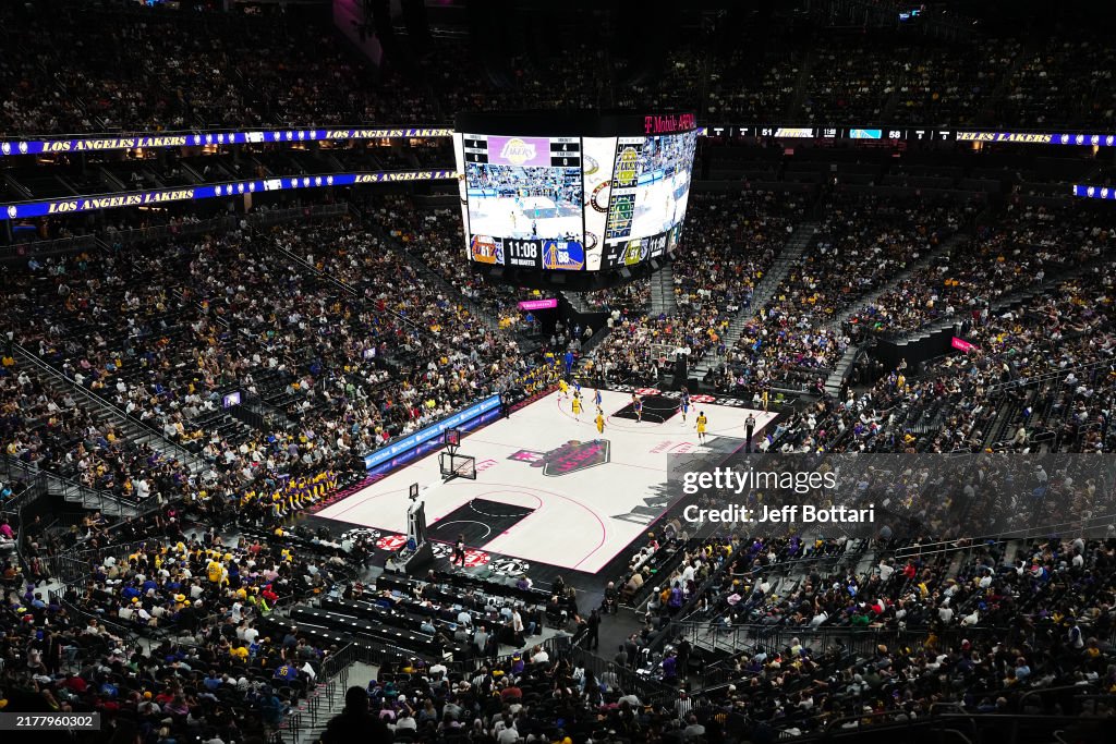 Golden State Warriors v Los Angeles Lakers