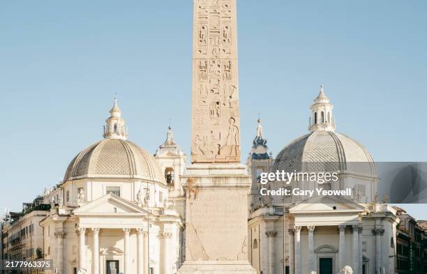 twin church domes in piazza del popolo in rome - obelisk stock pictures, royalty-free photos & images