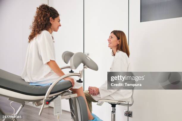 después del examen ginecológico, la paciente y el médico discuten los resultados. - análisis ginecológico fotografías e imágenes de stock