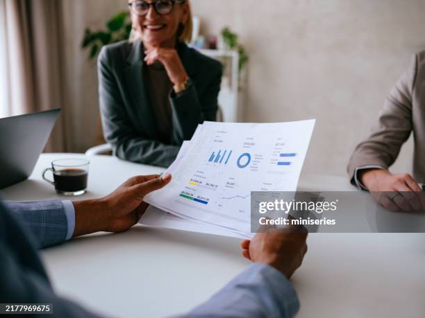 geschäftstreffen mit fokus auf datenanalyse und strategie - zwischenbericht stock-fotos und bilder