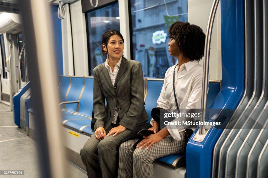 Zwei Geschäftsfrauen, die mit öffentlichen Verkehrsmitteln in der Stadt pendeln