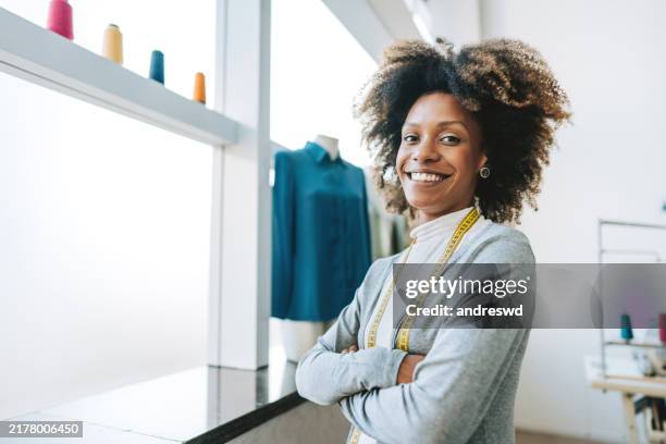 portrait d’une jeune femme styliste petite entreprise atelie regardant caméra - industrie de la mode photos et images de collection
