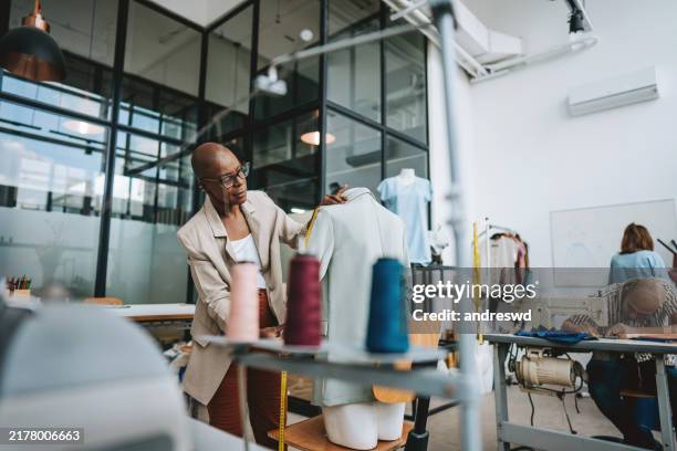 seamstress in the stylist sewing studio - modestylist stockfoto's en -beelden