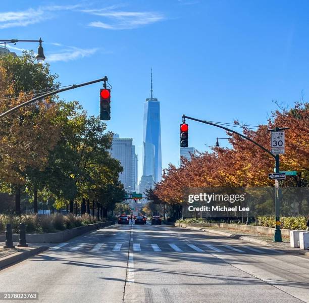 autumn street view in new york - ampel stock-fotos und bilder