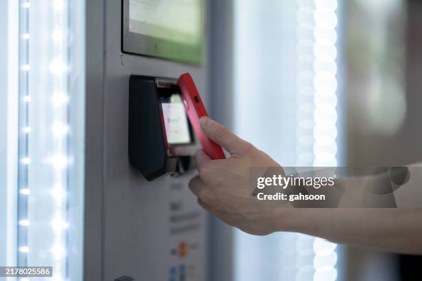 mobile payment on vending machine - work vending machine stock pictures, royalty-free photos & images