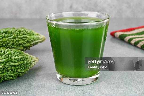 bitter gourd drink - zuur stockfoto's en -beelden