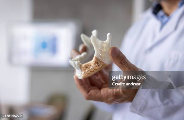 primer plano de un dentista mirando un implante dental - boca humana fotografías e imágenes de stock