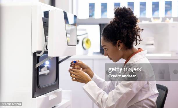 modelli di bioprinting per ingegneri sanitari in un laboratorio 3d - scoprire nuovi terreni foto e immagini stock