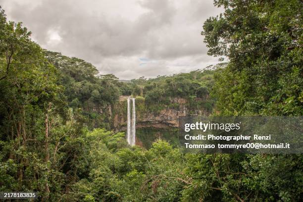 chamarel waterfall - chamarel waterfall stock pictures, royalty-free photos & images