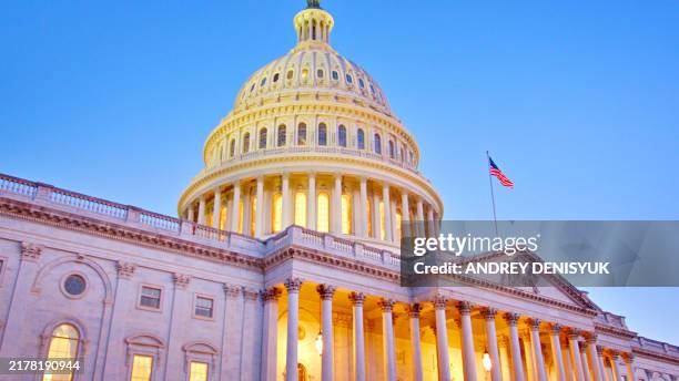 u.s. capitol building, washington d.c. - kapitol lokales regierungsgebäude stock-fotos und bilder