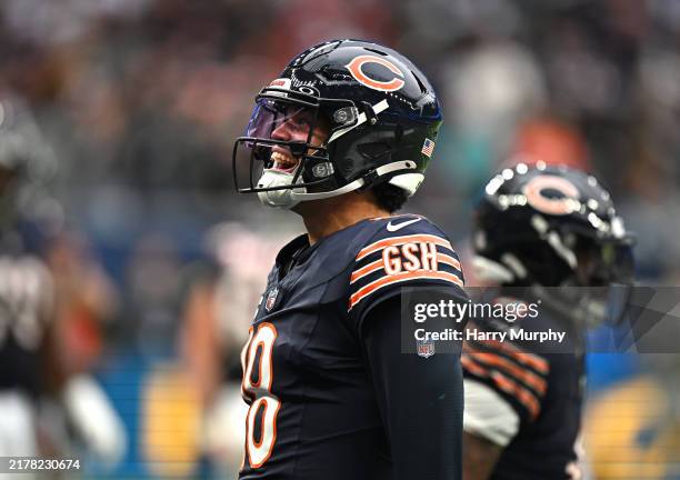 Caleb Williams of Chicago Bears reacts during the NFL match between Jacksonville Jaguars and Chicago Bears at Tottenham Hotspur Stadium on October...