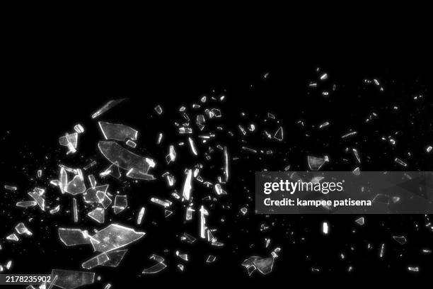 broken glass on black background shows the abstract texture of the shattered glass in great detail. the image is perfect for use in backgrounds, textures, or abstract art projects. - verre brisé photos et images de collection