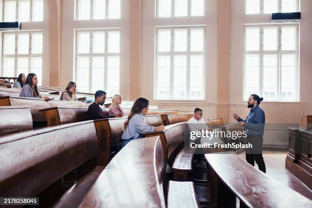 universitätsvorlesung in einem geräumigen vintage-klassenzimmer - hörsaal stock-fotos und bilder