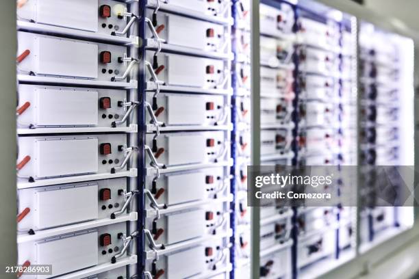 white lithium-ion battery modules in row - batería de almacenamiento fotografías e imágenes de stock