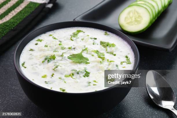 raita - salsa con base de yogur fotografías e imágenes de stock