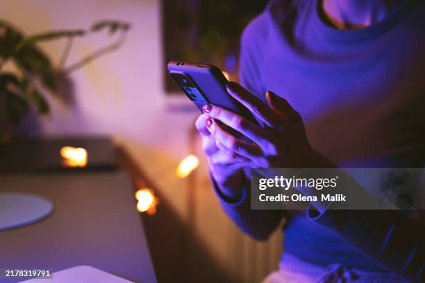 evening smartphone browsing at home - cozy tech lifestyle - fraude stockfoto's en -beelden