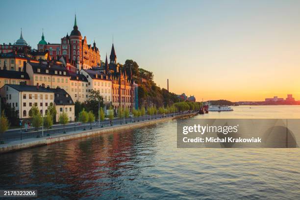 stockholm old town. - promenade stockfoto's en -beelden