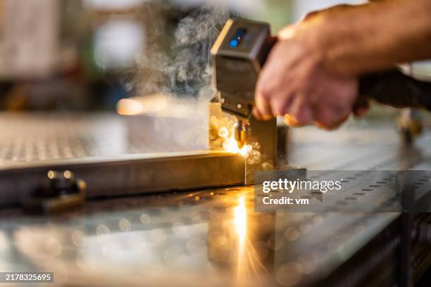 trabajador calificado que realiza soldadura de aluminio en taller - soldar fotografías e imágenes de stock